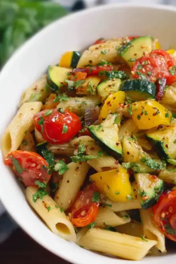 Pasta with zucchini and tomatoes