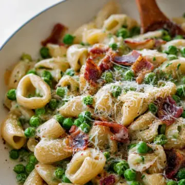 Pasta with Pancetta and Peas (Creamy)