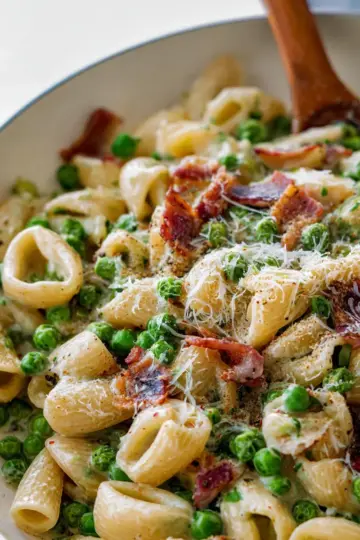 Pasta with Pancetta and Peas (Creamy)