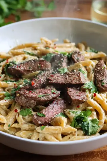 Creamy Garlic Steak Pasta